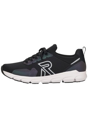 Scarpe sportive nere con tomaia in rete, accenti scuri a contrasto, suola texturizzata e il prominente logo 'R' di lato.
