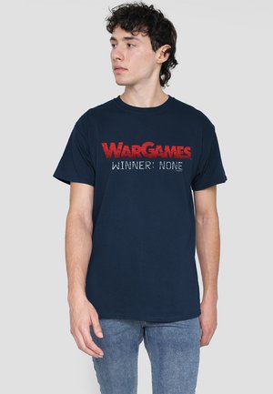 Navyblaue Baumwoll-T-Shirt mit "WarGames" in Rot und "WINNER: NONE" in Weiß. Klassischer Schnitt mit kurzen Ärmeln und rundem Halsausschnitt.