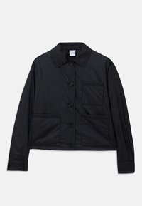 Veste noire raccourcie en tissu lisse, avec un col pointu, six boutons et deux poches plaquées à l'avant. Design simple avec des accents minimaux.