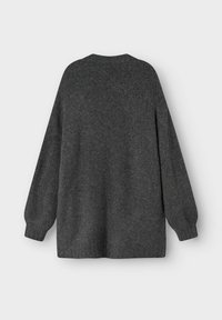 Sivi džemper od ugljena, oversize dizajn, mekana tekstura, spuštena ramena, dugi rukavi, rebrasti rubovi i donji rub, minimalistički stil bez vidljivih logotipa.