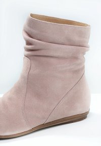 KMB Classic ankle boots light pink (Pre-owned)