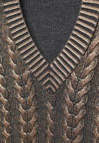 Gebreide trui met een V-hals ontwerp en een gevlochten textuur in donkerbruin en bronskleur, aangevuld met een gestreepte halslijn.