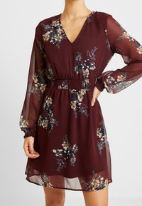Vero Moda Vestido informal - dark red
