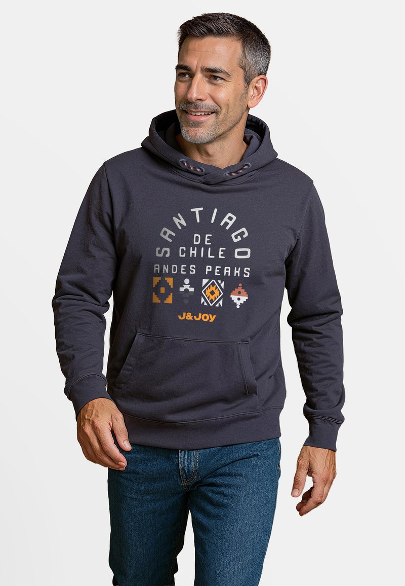Marine hoodie met de opdruk "Santiago de Chile Andes Peaks" in wit en oranje, met grafische elementen en een voorste kangaroozak.