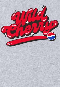 Testo "Wild Cherry" di un brillante rosso con luccichii, sottolineato da una curva rossa e accompagnato da un logo circolare rosso, bianco e blu.