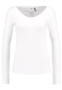 Vit långärmad T-shirt med bred rundad halsringning, tillverkad av mjukt och slätt tyg; har en ren, minimal design utan mönster.