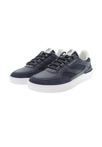 Sneaker blu navy con materiali sintetici e in pelle scamosciata, design con lacci, punta perforata, suola in gomma bianca e dettaglio logo discreto.