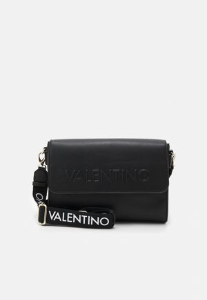 Czarna skórzana torba na ramię Valentino z wytłoczonym logo na klapie oraz odpinanym paskiem materiałowym z białym napisem "VALENTINO".