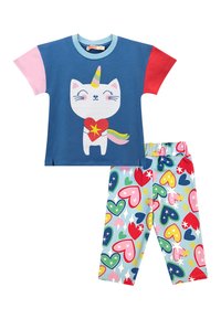 Conjunto infantil de dos piezas con camisa azul de manga corta con un unicornio-gato sosteniendo un corazón y pantalones con estampado de corazones multicolor.