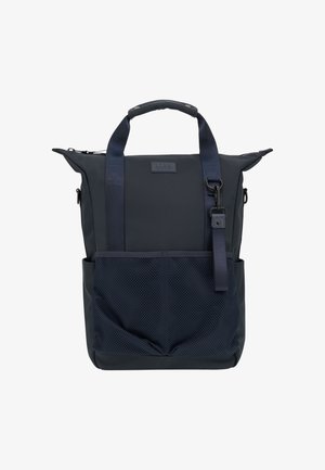 Tmavě modrý batoh s pevnou konstrukcí, vybavený horním uchem, odnímatelným popruhem a síťovanou přední kapsou. Vyroben z odolného, voděodolného materiálu.