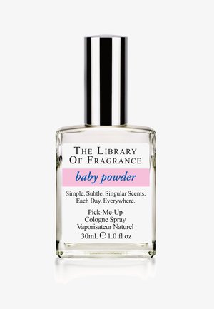 Heldere glazen cologne sprayfles met een zilveren dop, voorzien van een wit etiket met zwarte en roze tekst, waarin staat "baby poeder" en productdetails.