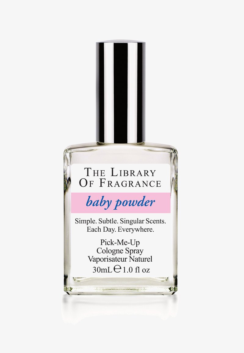 Bottiglia spray per cologne in vetro trasparente con un tappo argento, dotata di un'etichetta bianca con testo nero e rosa, che riporta "baby powder" e i dettagli del prodotto.