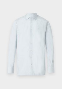 Lyseblå langermet skjorte med knapper laget av glatt stoff, med klassisk krage og en enkelt brodert detalj på brystet.