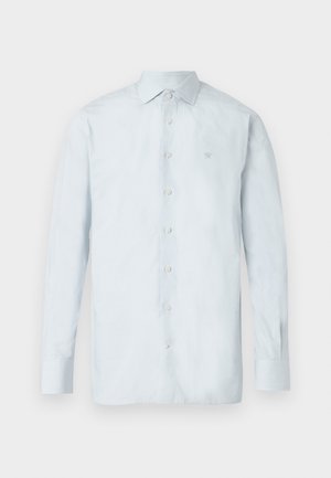 Camisa de botones de manga larga azul claro, hecha de tela suave, con un cuello clásico y un solo detalle bordado en el pecho.