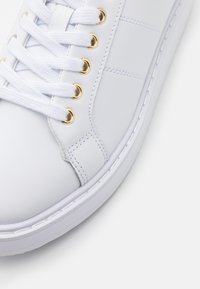 Lauren Ralph Lauren ANGELINE II METALLIC SNEAKER - Sapatilhas - white/gold