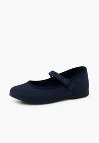 Marineblaue Ballerinas aus strukturiertem Stoff, mit abgerundetem Zeh und einem Riemen über dem Rist, der mit einem Knopf verziert ist.