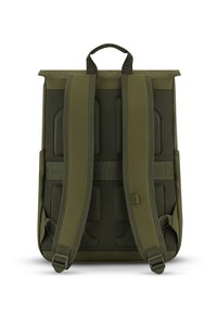 Zöld, felhajtható hátizsák, párnázott, texturált hátpanellel, állítható pántokkal és kézi fogantyúval a könnyű hordozhatóság érdekében.