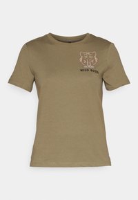 Camiseta de algodón verde oliva con mangas cortas y escote redondo, con un motivo de tigre y el texto "WILD SOUL" en negro con acentos de piedras brillantes.