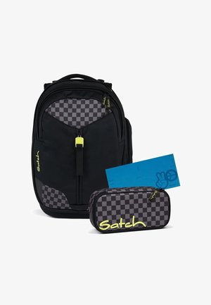 Schwarzer Rucksack mit einem karierten Muster, gelben Akzenten und einem Reißverschluss. Enthält ein passendes Federmäppchen und eine blaue Karte.