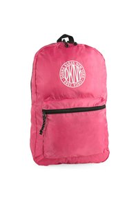 Mochila de nylon rosa con un logo blanco redondo, que presenta un bolsillo frontal con cremallera y un detalle de cremallera negra. Diseño ligero y compacto.