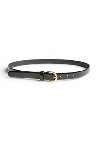 Melns ādas josta ar zelta krāsas metāla sprādzi, gluda tekstūra, piecas regulēšanas caurumi un vienkāršs dizains.