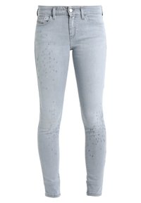 Jeans ajustados de color azul claro con un acabado desgastado, sutiles embellishments, bolsillos frontales y cierre de botón. Fabricados en tela de mezclilla.