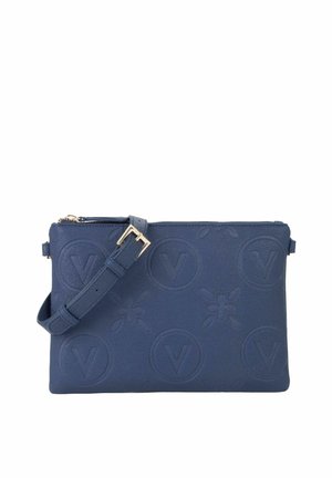 Pochette en cuir bleu marine avec motif de logo embossé, forme rectangulaire mince, fermeture zippée et bandoulière ajustable. Détails en métal doré.