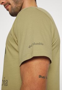 Columbia BASIC LOGO™ SHORT SLEEVE - T-shirt estampada - savory