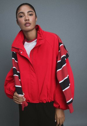 Stradivarius, TECHNICAL BOMBER JACKET - Veste mi-saison - red