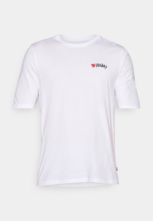 Bijela pamučna majica s okruglim izrezom, kratkim rukavima i crvenim i crnim logotipom na prsima. Glatka tekstura, ležeran kroj.