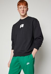 Jordan M J ESS STMT FLC CREW - Sweatshirt - black