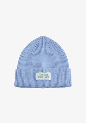 Berretto lavorato a maglia azzurro chiaro con texture a coste, risvolto piegato e una toppa rettangolare con la scritta "sending you love" in lettere verdi e rosa.