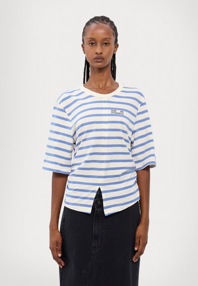T-shirt rayé en crème et bleu clair, avec des manches courtes, un col rond et un détail de fente à l'avant. Logo de la marque affiché sur la poitrine.