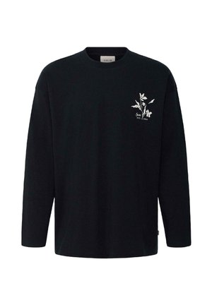 Černá košile s dlouhým rukávem s malým bílým květinovým vzorem a nápisem "Solid EST. 1999" na levé straně hrudi.