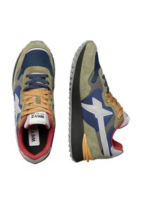 Multibarevné tenisky s kombinací olivově zelené, námořnické modré a šedé materiály. Prodyšný síťovina, texturovaná jemná kůže a gumová podešev s trakčními vlastnostmi.