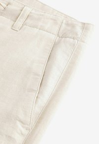Next REGULAR FIT - Pantaloni scurți - ecru white