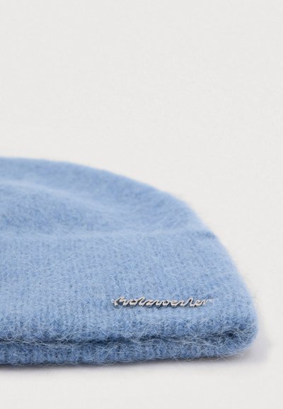 Beanie albastru tricotat din fir texturat, cu o margine pliată și un accent cu logo argintiu pe lateral. Material moale și confortabil.