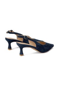 Le scarpe con tacco slingback in suede blu presentano una punta affusolata e un tacco medio curvo con un dettaglio in fibbia dorata sulla cinghia.
