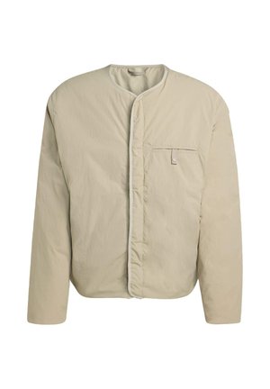 Bežasto prešivena jakna s dugim rukavima, okruglim ovratnikom, prednjim kopčanjem na pričvršćivače i džepom na prsima s malim preklopom i dugmetom.