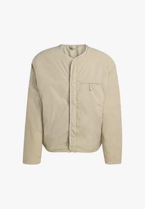 Beige gesteppte Jacke mit langen Ärmeln, rundem Kragen, vorderen Druckknöpfen und einer Brusttasche mit kleiner Klappe und Knopf.