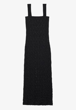 Vestido de malha preto com decote quadrado, alças largas e um design até ao chão, apresentando um padrão texturado ao longo do tecido.