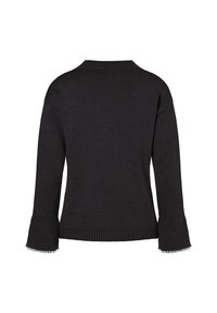 Schwarzer Strickpullover mit rundem Halsausschnitt, ausgestellten Ärmeln und dekorativem Besatz an den Manschetten. Die Materialoberfläche ist glatt und weich.