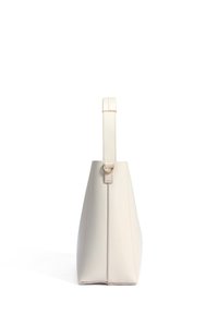 Beige Leder Schultertasche mit strukturiertem Design. Hat einen flachen Boden, einen einzelnen Tragegurt und eine goldfarbene Hardware-Akzentuierung nahe der Oberseite.