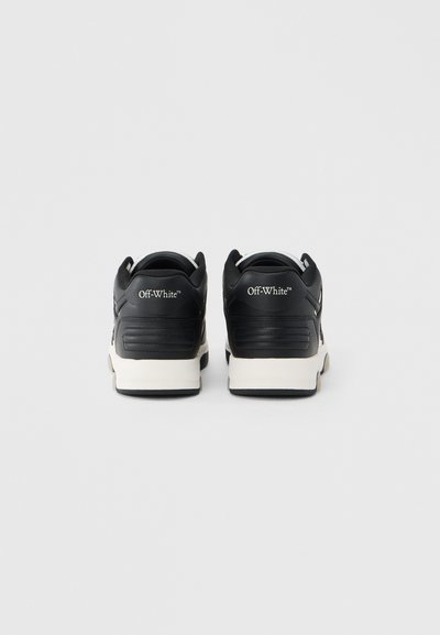 Μαύρα δερμάτινα αθλητικά παπούτσια με λευκή ενδιάμεση σόλα, με υφή στο πίσω μέρος, λογότυπο "Off-White" και μαλακό γιακά.