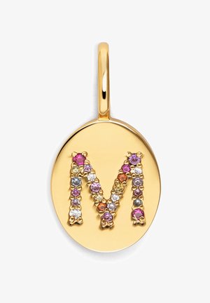 Colgante de oro con una letra "M" grabada adornada con gemas de colores en tonos rosa, púrpura y transparentes, borde texturizado y anilla para colgar.