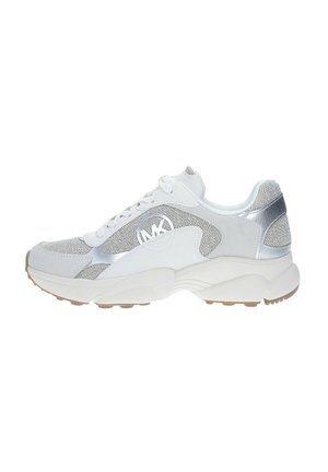Sneaker atletica bianca con accenti argento, pannelli in rete e camoscio, punta arrotondata e suola texturizzata. Presenta il logo di lato e un design con lacci.