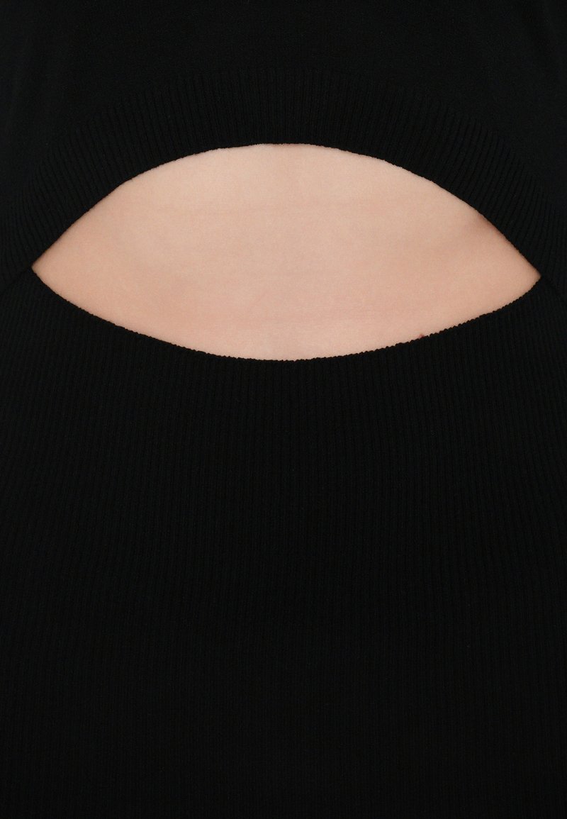 Schwarzes geripptes Kleid mit einem Ausschnitt im Mittelteil. Der Stoff wirkt glatt und hat eine enganliegende Silhouette.