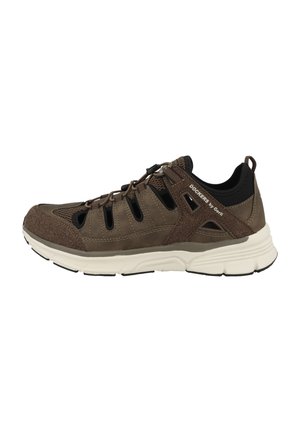 Hnědé atletické boty s texturovaným svrškem, síťovými ventilačními otvory a lehkou bílou podrážkou. Disponují tkaničkami a zesílenou patou s logem.
