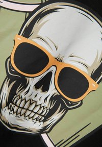Diseño gráfico que presenta una calavera con gafas de sol negras y acentos naranjas, situada sobre un fondo verde apagado y negro.