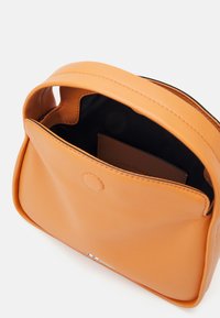 Calvin Klein Jeans MONO MINI BLOCK FLAP - Håndveske - caramel